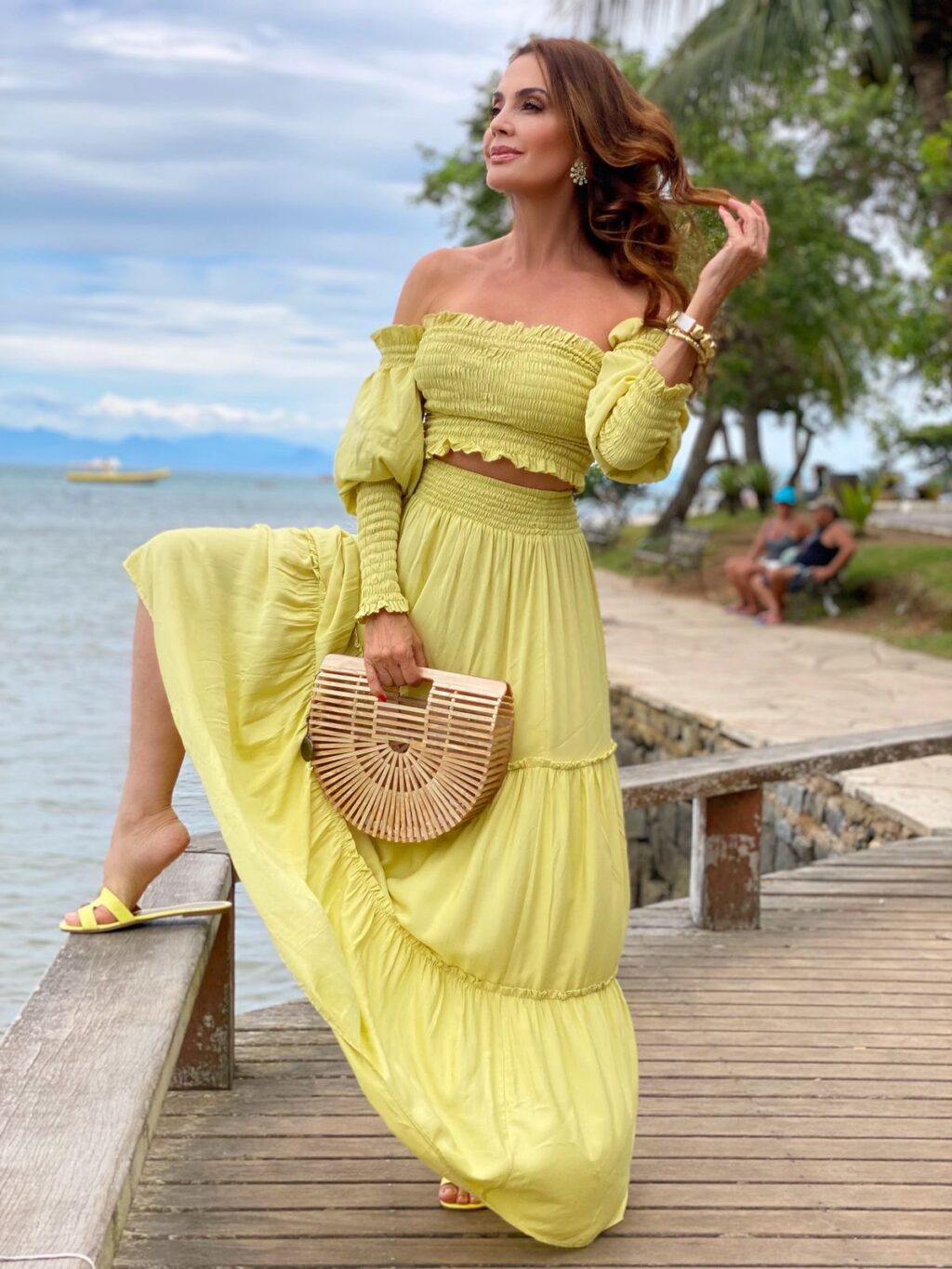 Claudia Métne realiza a primeira fashion trip do ano em Buzios com looks de verão