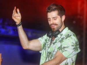 Alok e Ferrugem agitam a terceira noite de festas do Réveillon Nº1