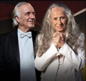 MAESTRO JOÃO CARLOS e MARIA BETHÂNIA juntos na abertura do QUALISTAGE, na Barra. Dia 15 de janeiro