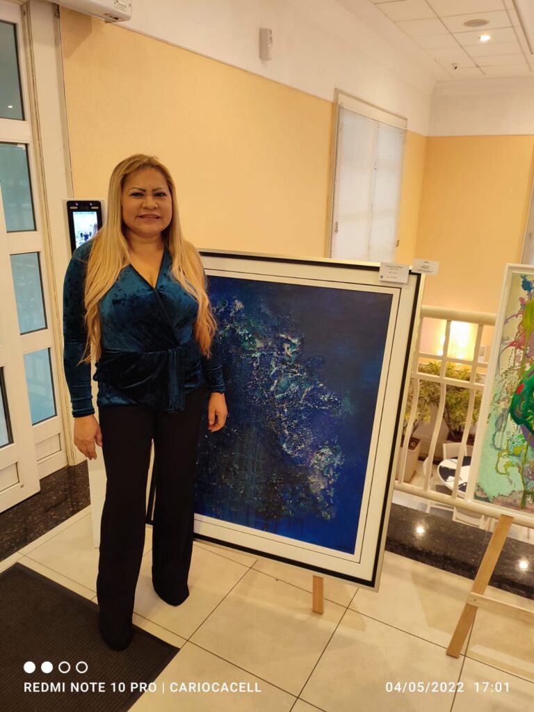 Leda Risse expõem seus quadros em exposição no hotel Il Campanario