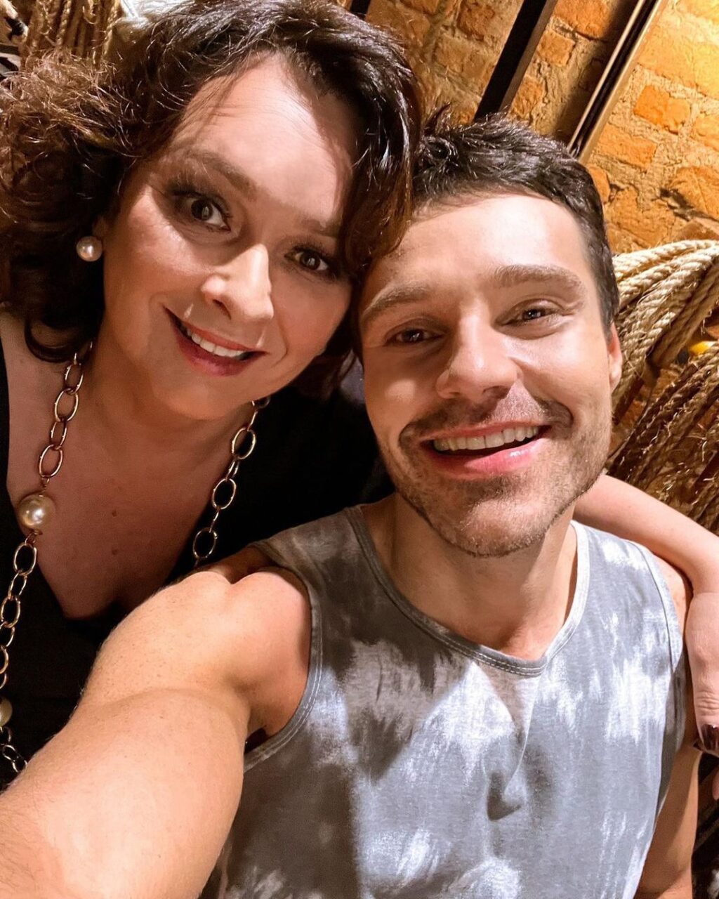 Murilo Cunha e Myrian Rios fazem selfie nos bastidores da peça