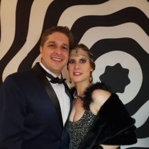 A-atriz-Evelyn-Montesano-e-o-marido-Rodrigo-Hartz-em-um-dos-saloes-do-baile-764x1024
