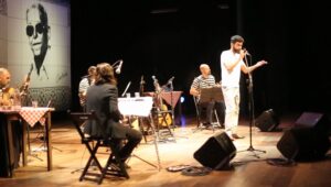 Cantor e compositor Mateus Marê resgata grandes sucessos em um show imperdível