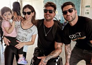 Fernando Fernandes com a afilha bianca e os amigos