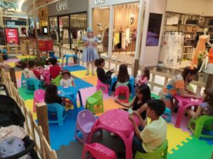 Férias do Shopping Catuaí têm oficinas de gesso e chaveiro, contação de histórias e pintura facial para garotada