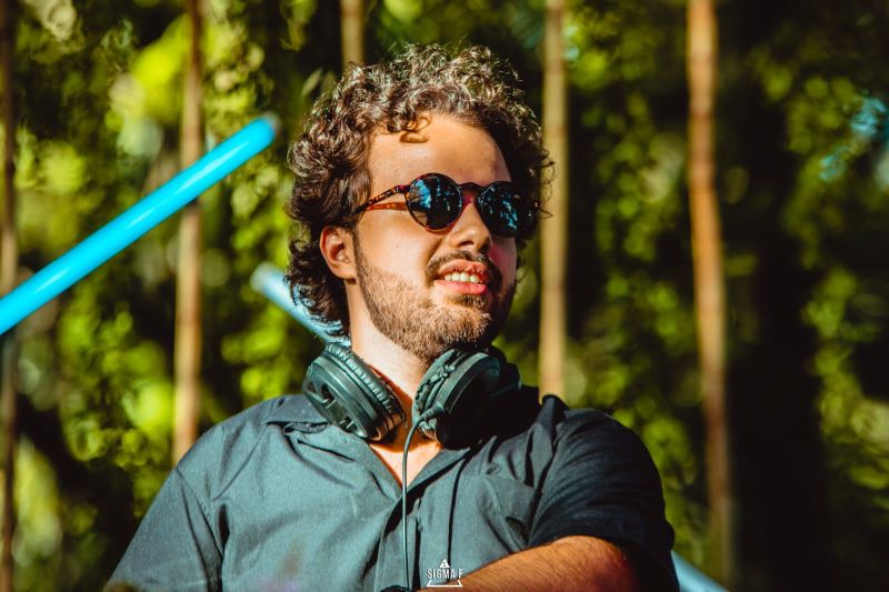      Gabriel Pacheco é Produtor e Curador Musical, Dj, Relações Públicas, Empresário e Artista com assinatura em diversas playlists, tem presença há anos em casamentos, festas em geral, festivais dentre outros. 
   Em uma entrevista para lá de descontraída, o produtor musical, abriu o coração e falou da sua carreira profissional, tendências do mercado no segmento e quais as suas perspectivas para o futuro. 
