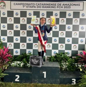 Joinvilense é campeã estadual de hipismo