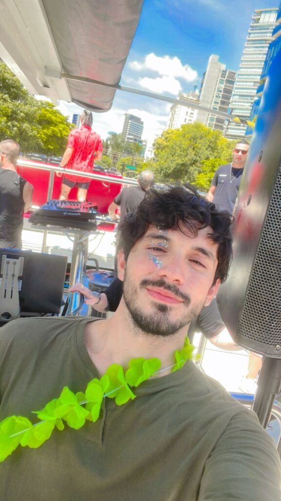 Influencer Fabrício Lisboa curte o carnaval paulista, em Trio Elétrico da Amstel