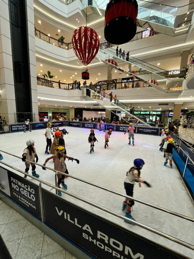 Pista de patinação do Villa Romana Shopping é opção de diversão para a criançada