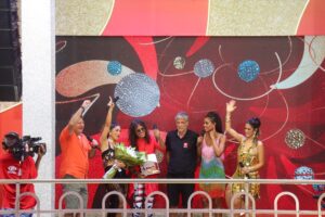 Luiz Caldas recebe troféu Band Folia pelo conjunto da sua obra, pouco antes de subir ao palco do camarote
