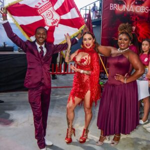Fabi Frota com o Casal de Mestre Sala e Porta Bandeira