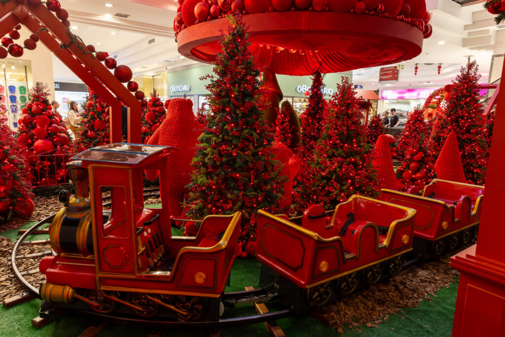 Shopping Mueller inaugura decoração “Natal 30 Anos” com cenário monocromático, elegante e moderno