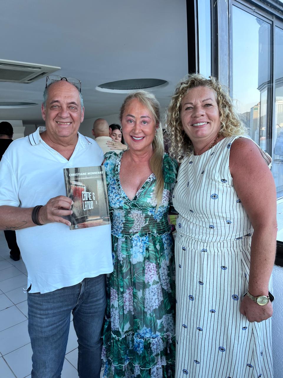 Kadu com a esposa Renata entre a escritora e procuradora de justiça Christiane Monnerat