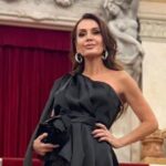 Claudia Métne realiza ensaio no Theatro Municipal com look sofisticado