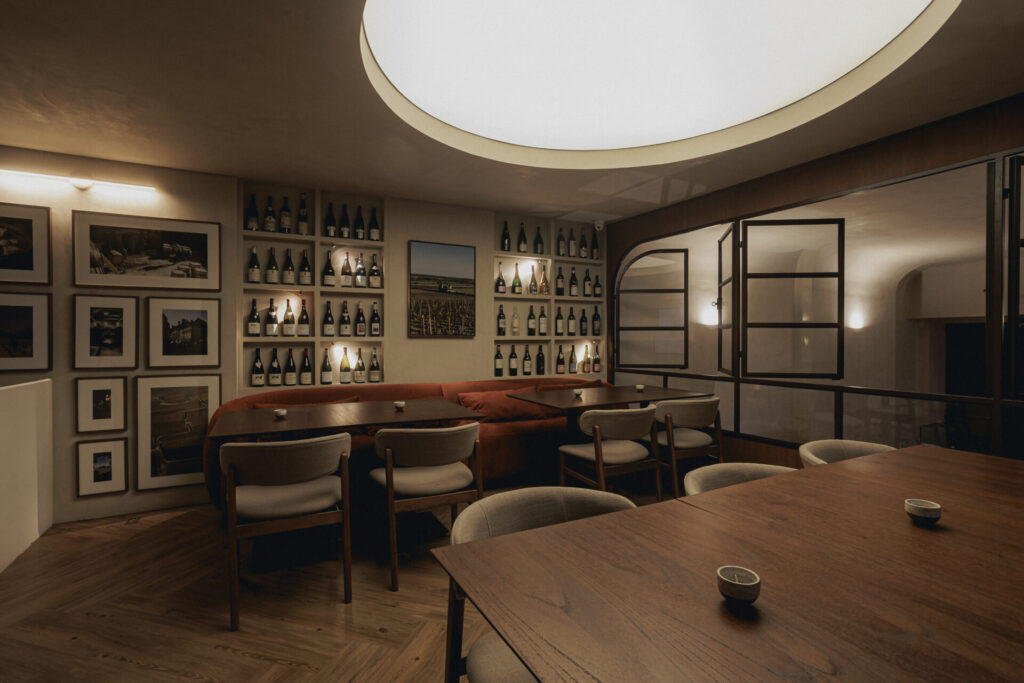 Espaco-dedicado-aos-cursos-de-vinho-foi-planejado-com-tecnica-e-sensibilidade