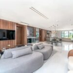 Com mais de 600 projetos entregues, o arquiteto Rodrigo Wayhs transformou o tempo no novo luxo