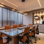 Elegância e aconchego marcam projeto corporativo assinado por Marcos Serrano Miralles