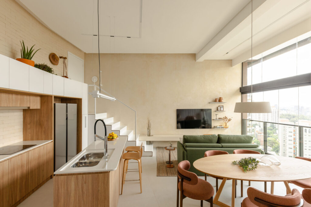 Freijó Arquitetura_A integração entre cozinha, estar e jantar prioriza a circulação e o aproveitamento inteligente do espaço, garantindo conforto e funcionalidade no dia a dia. _Fotos Manuel Sá